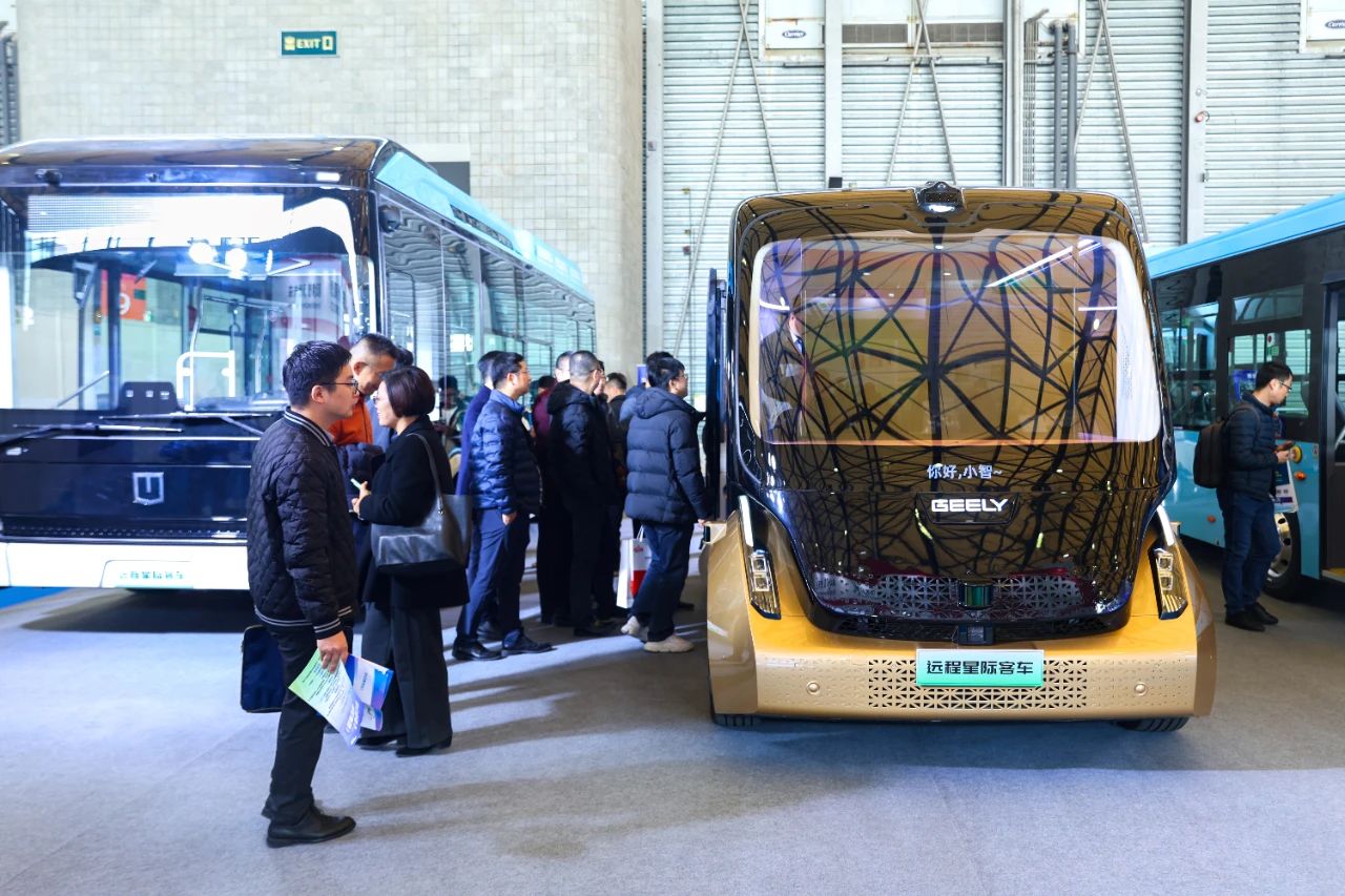 科技驅(qū)動(dòng) 智能未來 吉利星際首款智能駕駛導(dǎo)覽車亮相2024上海國際客車展(圖2)